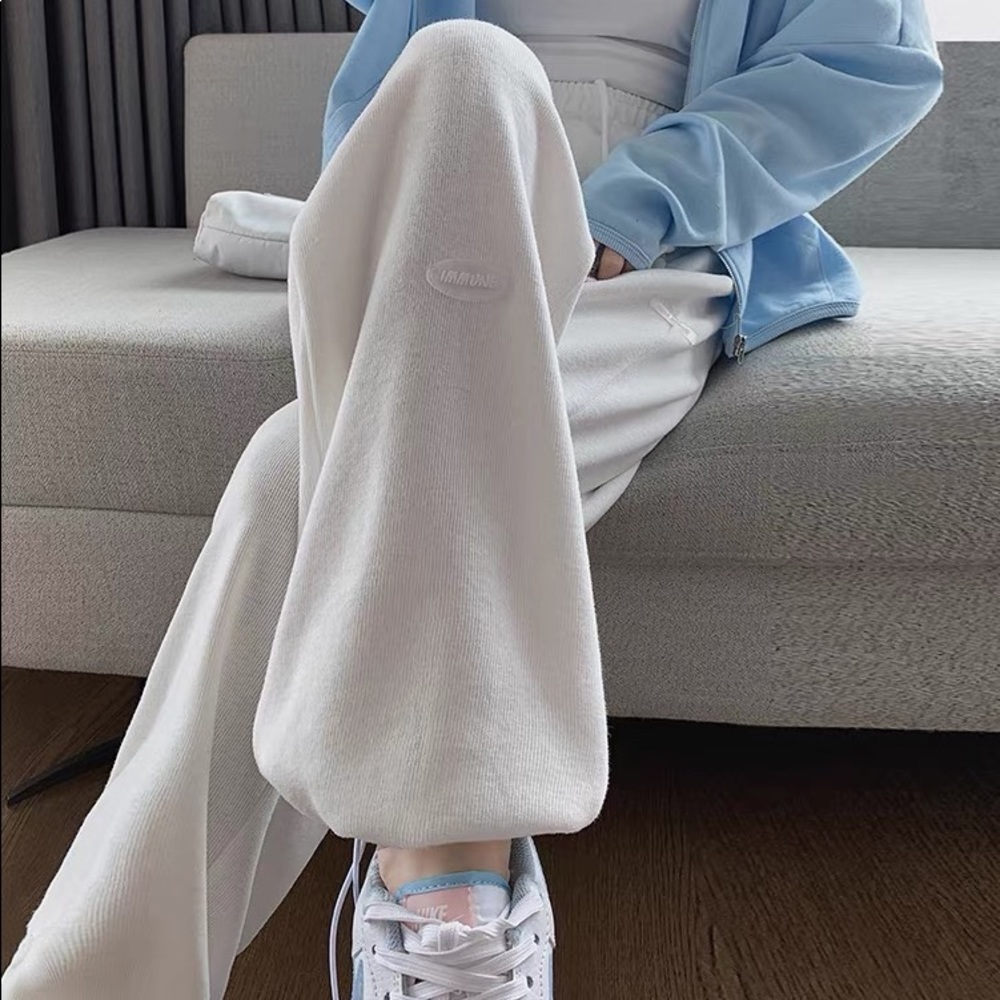 🤍 white sweatpants